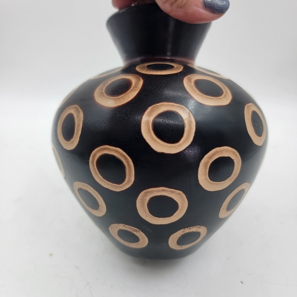 Signed Chulucanas Valeriana Peru Black Pottery Vase Circles Design - Picture 4 of 7